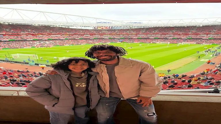 محمد النني برفقة إبنه في مباراة أرسنال