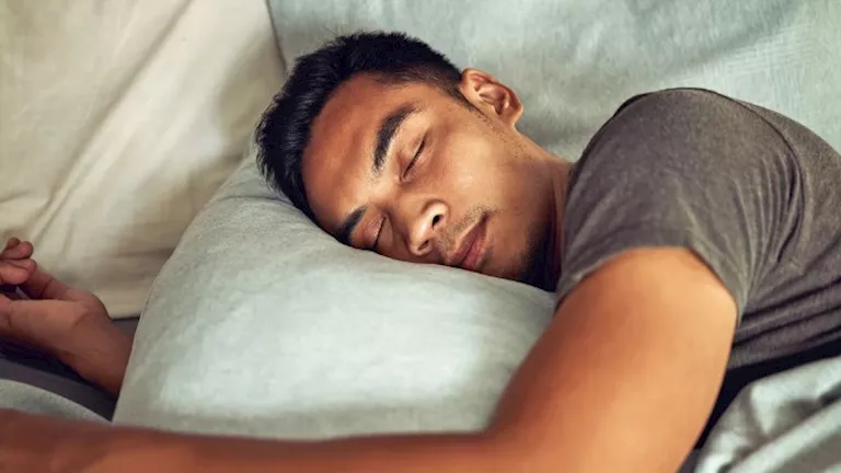 سر الشعور بالسقوط أثناء النوم- طبيب يوضح السبب النفسي