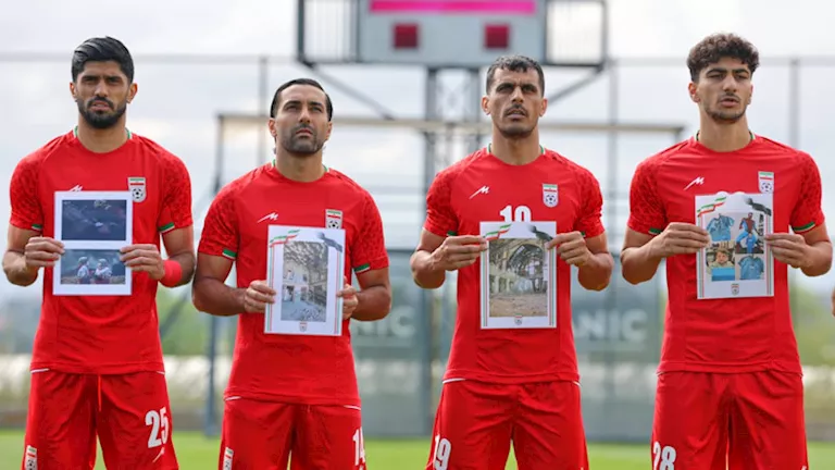 شاهد بالصور.. لاعبو منتخب إيران يكرمون ضحايا الحرب