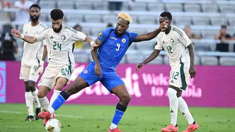 “أخلوا الطائرة.. القصف بدأ”.. قصة هروب هداف هايتي التاريخي من إيران