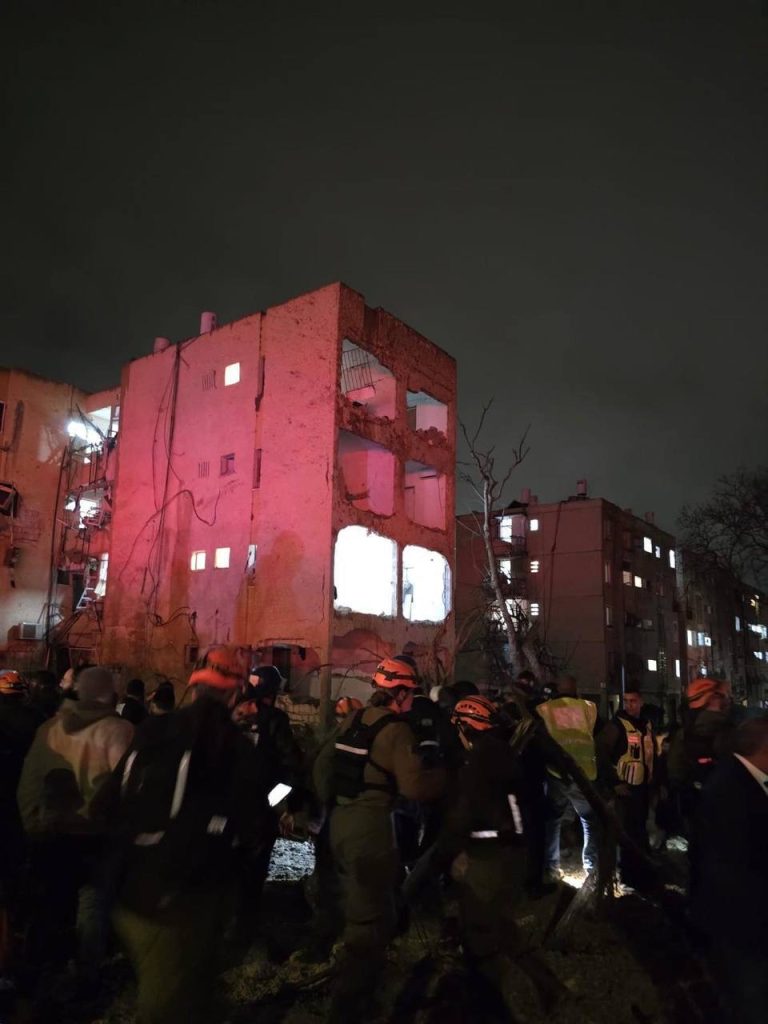 عشرات القتلى والمصابين في قصف إيراني لمدينة عراد في صحراء النقب