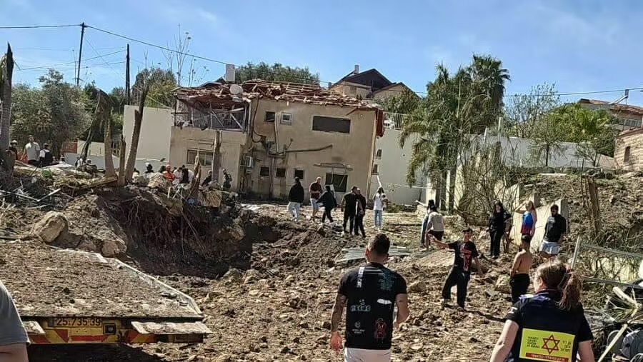 12 مصابا في قصف القدس المحتلة ..إيران تعلن قصف “أهداف إستراتيجية” في ميناء حيفا ومطار “بن غوريون”