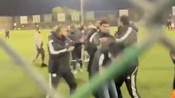 8 غرز ومحضر رسمي .. خناقة شوارع بين إداري الأهلي ومسئول نادي زد