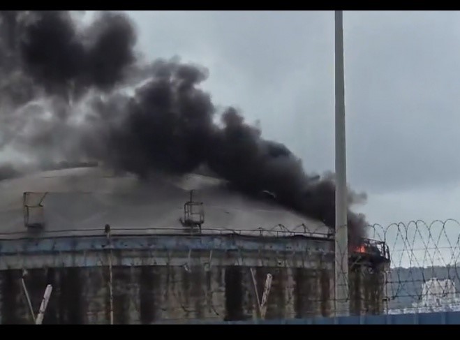 إصابة مباشرة لمصفاة حيفا للنفط وتصاعد النيران إثر قصف إيراني