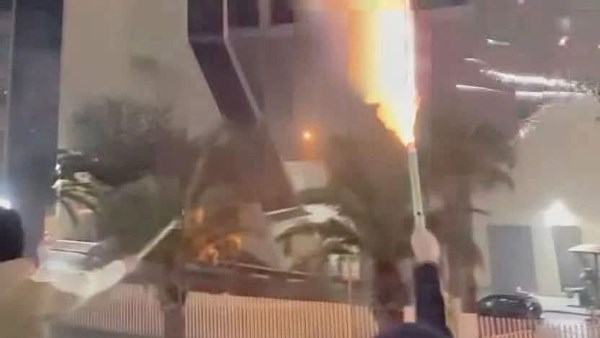 ألعاب نارية أمام فندق بعثة الأهلي قبل قمة الترجي في رادس بدوري أبطال أفريقيا