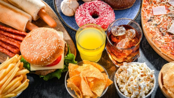 الوجبات السريعة قد تؤثر على خصوبة الرجال وتؤخر الإنجاب.. دراسة صادمة