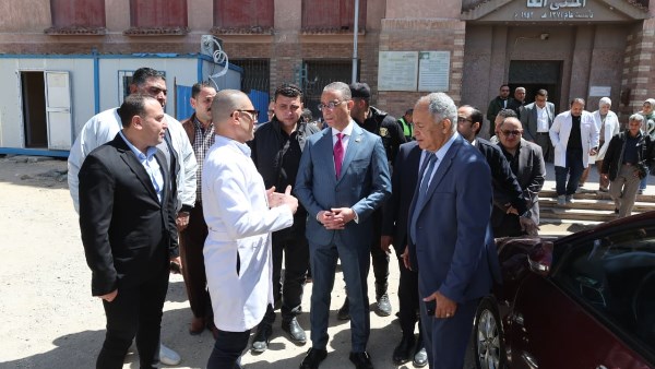 محافظ الجيزة يتابع انتظام سير العمل بمستشفى أم المصريين وتواجد الأطقم الطبية والتمريض