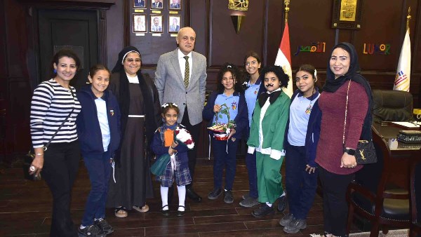 وفد من مدرسة الراهبات الفرنسيسكانيات يزور محافظ الأقصر