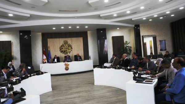 محافظ أسوان يوجه بتطبيق حزمة إجراءات حاسمة لترشيد الطاقة والوقود وضبط الأسواق