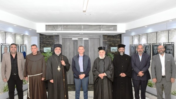 وفد الأقباط الكاثوليك يقدم التهنئة لمحافظ أسوان بعيد الفطر