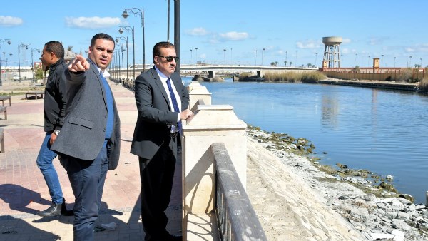 محافظ بورسعيد يتفقد كورنيش قناة الاتصال بالضواحي ويوجه برفع كفاءة مستوى النظافة والخدمات