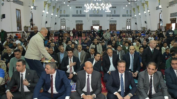 في أقدم مساجد بورسعيد.. أبو ليمون يتبادل التهنئة بعيد الفطر مع المواطنين