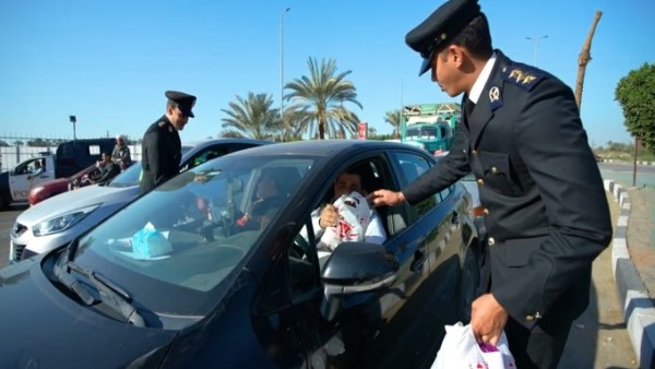 رجال الشرطة يوزعون الوجبات على المواطنين بالشوارع والميادين قبل الإفطار .. شاهد