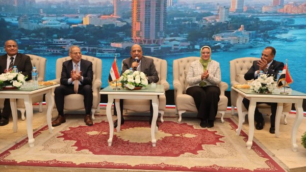 وزير الكهرباء يشارك العاملين بالشركات والنقابة العامة للمرافق إفطارهم الجماعي