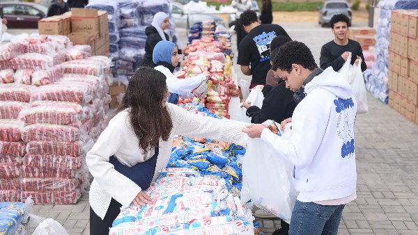 طلاب الجامعة الأمريكية بالقاهرة يجهزون 6000 كرتونة مواد غذائية لـ شهر رمضان