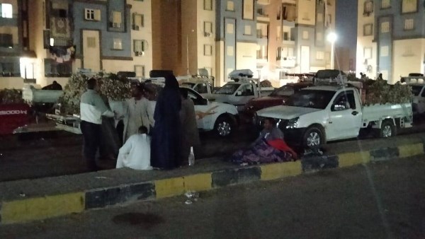 نقل سيارات بيع الثوم خارج الكتلة السكنية بمنطقة أبو عشرة بالغردقة استجابةً لشكاوى المواطنين