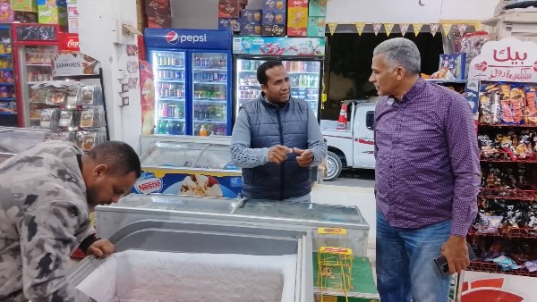 رئيس مدينة القصير يقود حملة تفتيشية على المحلات والمطاعم لضبط المخالفات