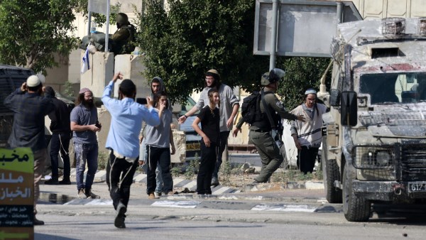 إصابة 6 فلسطينين إثر اعتداء المستوطنين في مدينتي نابلس وسلفيت بالضفة الغربية