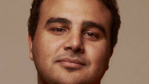 استعنت بصحفي لتحضير شخصيتي بمسلسل عرض وطلب