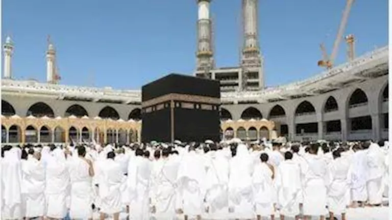 لقطة إنسانية بمكة المكرمة: عامل يشارك طائراً صغيراً وجبته في المسجد ال