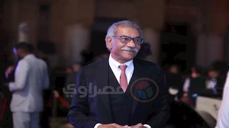 بالصور.. سيد رجب يشارك في تشييع جثمان والد زوجته