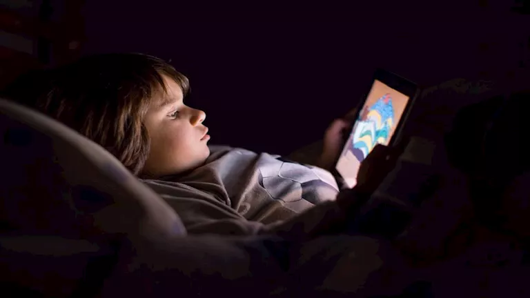 أضرار الهاتف قبل سن 11.. كيف يؤثر على صحة الأطفال ونموهم؟