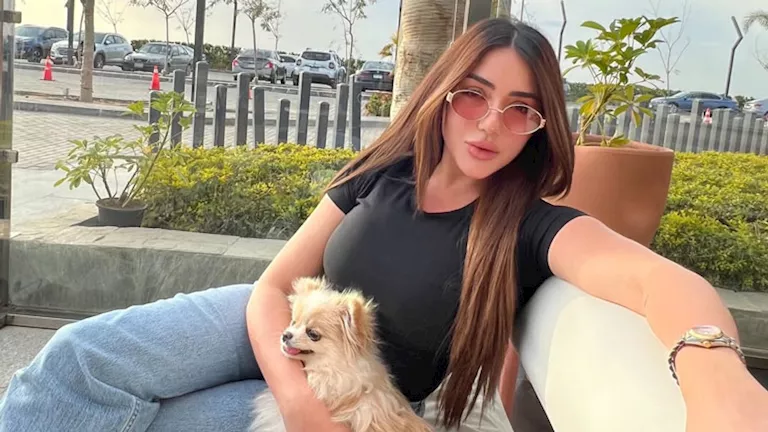 بإطلالة كاجوال بسيطة سارة سلامة تتألق في أحدث ظهور لها