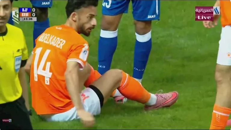 أحمد عبد القادر يتعرض للإصابة خلال مباراة الكرمة والنجف