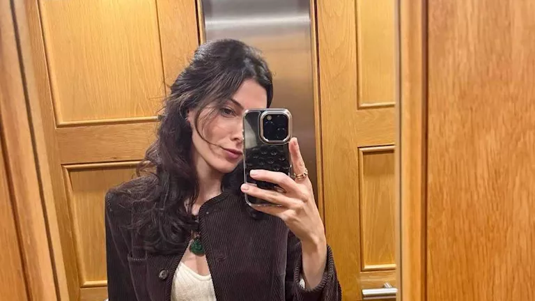 رزان جمال بصحبة الأصدقاء في أحدث ظهور من لبنان