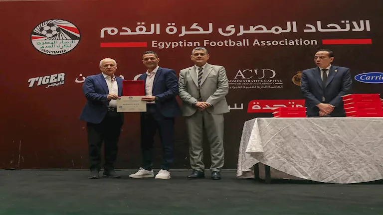 بعد أزمته مع الأهلي.. اتحاد الكرة يكرم وفا ويمنحه الشارة الدولية