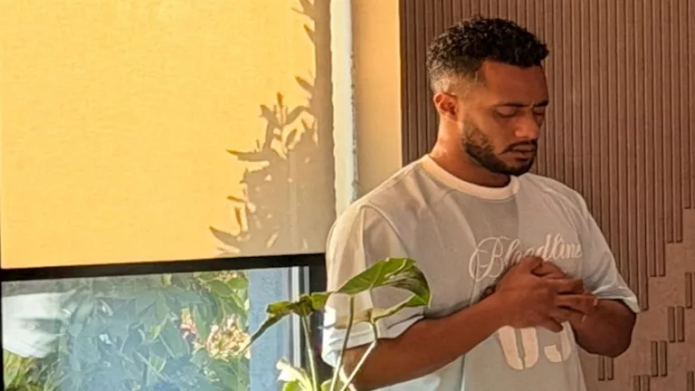 محمد رمضان يصلي في أحد المطارات: ربنا يديمها نعمة