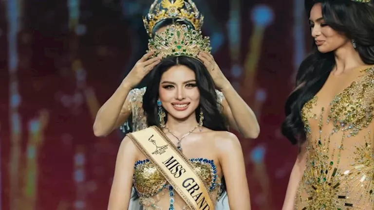 إطلالة جريئة لملكة جمال تايلاند 2026 بالفستان الأبيض