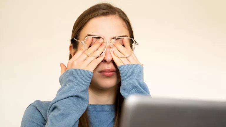 ارتعاش الجفن والأطراف.. متى يكون عرضا خطيرا يستدعي زيارة الطبيب