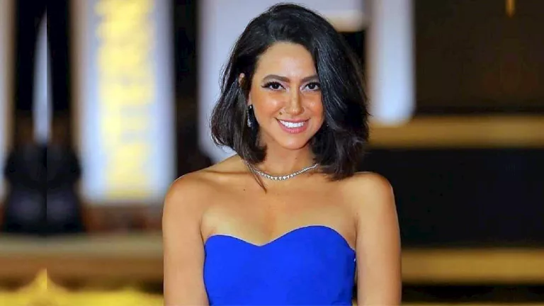 تفاصيل لوك هند عبد الحليم.. قميص جريء جيب جينز قصير