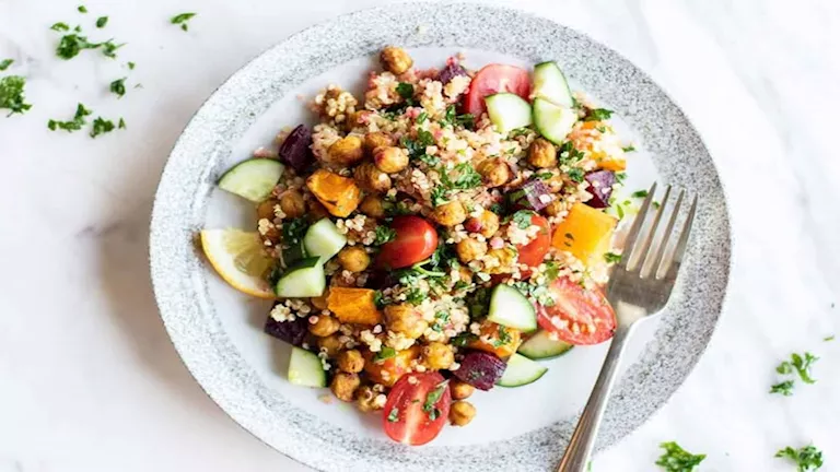 متى تتحول السلطة الصحية إلى وجبة عالية السعرات؟ احذر هذه الإضافات