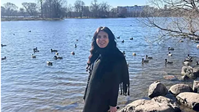 دينا تنشر صورًا وفيديوهات من روسيا.. وتعلق: حلو حب الناس