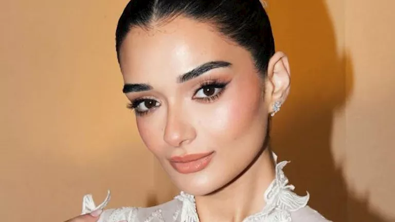 ملك أحمد زاهر خطف الأنظار بفستان مزين بتطريزات ومكياج ناعم