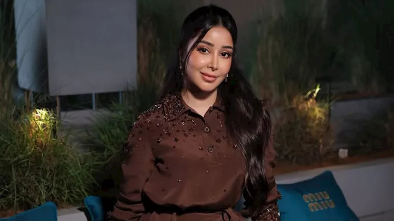 “الأسود لايق عليها”.. إطلالة كلاسيكية وأنيقة لـ أسيل عمران