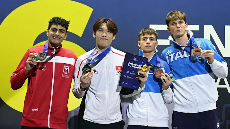 وزير الرياضة يهنئ عبدالرحمن طلبه بعد تحقيق فضية سلاح الشيش