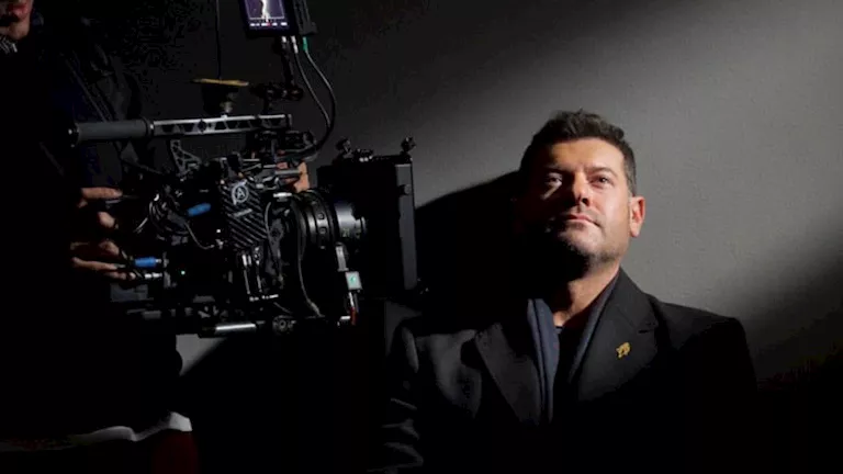 بالصور.. عمرو يوسف يروج لمسلسل “الفرنساوي”