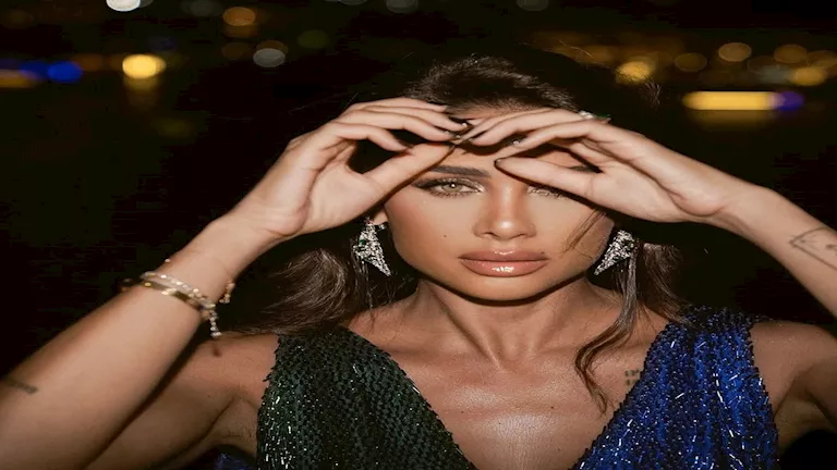 إنجي كيوان تتألق بإطلالة جريئة بالفستان الأزرق اللامع