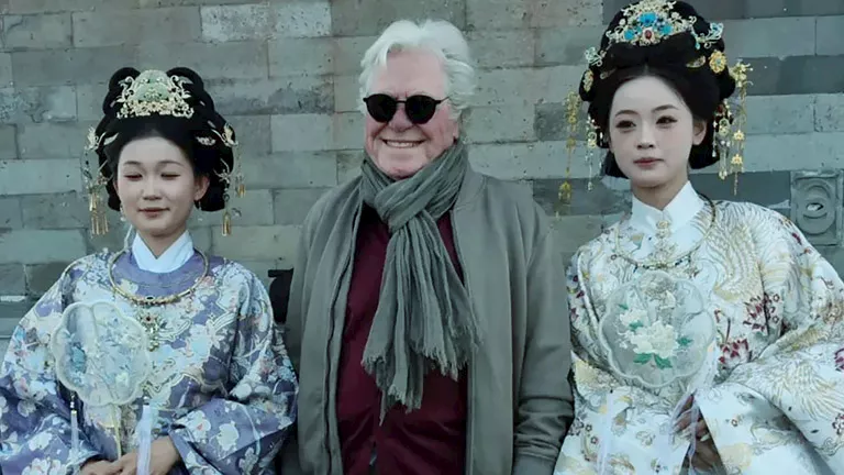 حسين فهمي من داخل المعبد السماوي في الصين