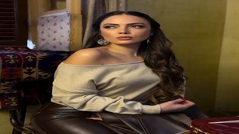 وئام مجدي تخطف الأنظار بإطلالة جريئة بفستان أبيض أنيق