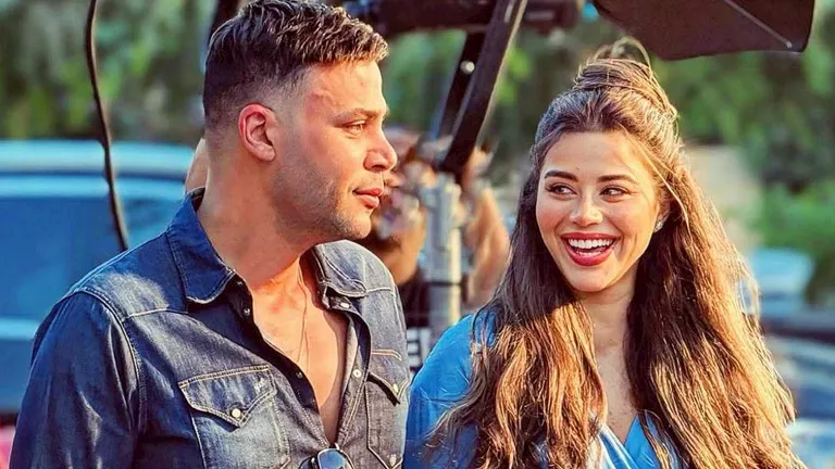 محمد إمام يشارك الجمهور صورة جديدة من كواليس “صقر وكناريا