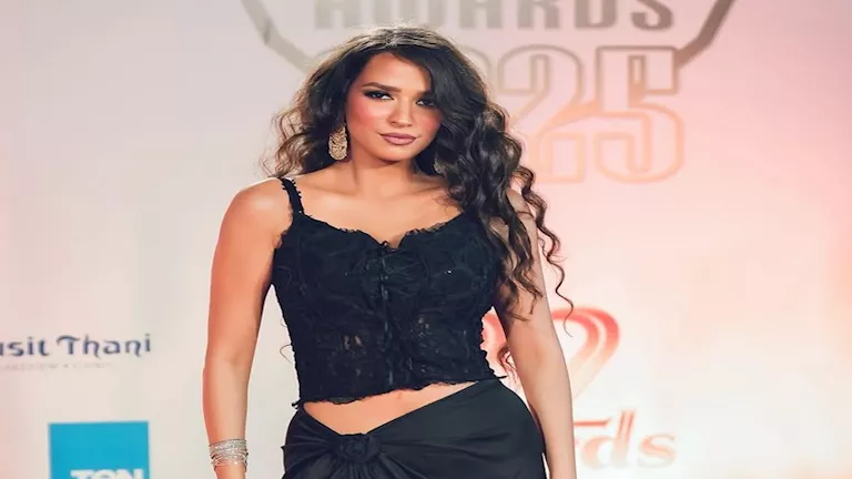 فستان أحمر جريء.. هكذا ظهرت هنا يسري في أحدث إطلالة لها