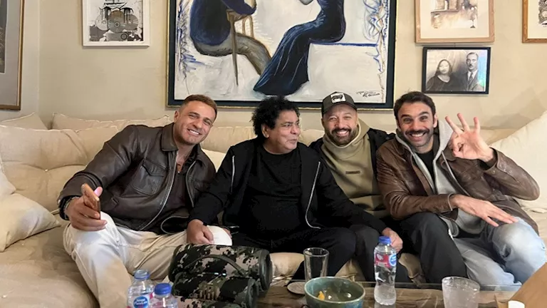 الجمهور يعلق على صورة أحمد الشامي مع “الكينج” محمد منير