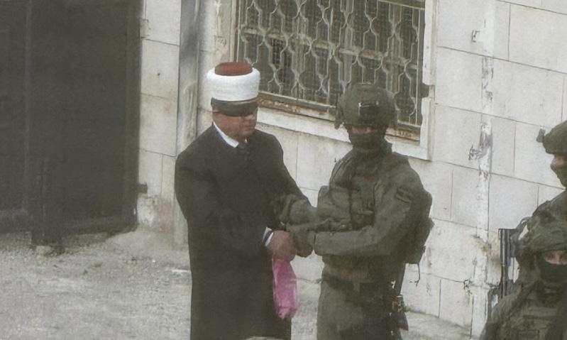 إغلاق الجمعية الخيرية الإسلامية في الخليل واعتقال رئيسها وموظفين بعد اقتحام استمر ساعات