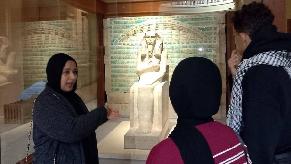 متحف التحرير يستقبل طلاب تربية فنية حلوان لدمج الدراسة بـ الهوية البصرية