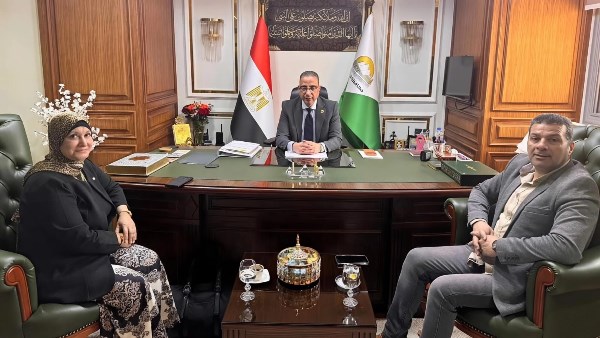محافظ الجيزة يبحث مع نقيب التمريض دعم كوادر المهنة وتحسين بيئة العمل