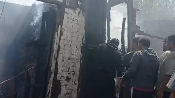 نفوق 2 رأس ماشية .. حريق بمنزل قديم وحظيرة في المنوفية | صور